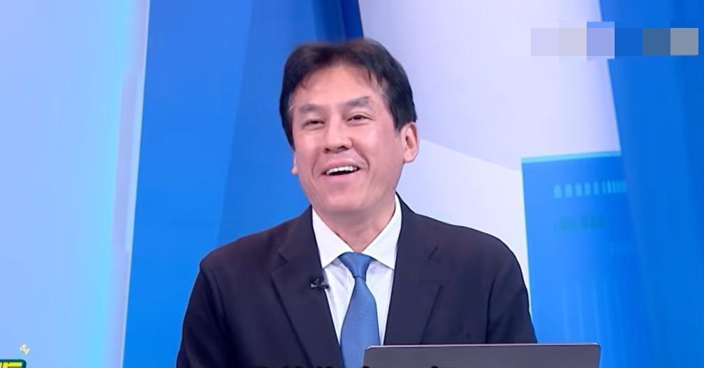 昨天，黄暐瀚头一回踏进了李正浩的节目组。至此，这人手里攥着的绿媒通告，稳稳当当凑