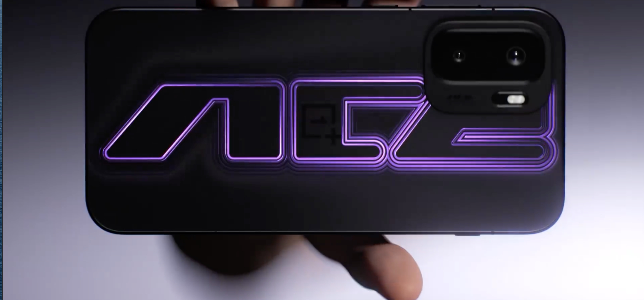 一加Ace 6至尊版外观正式揭晓，第一个亮出来的是「王牌觉醒」配色。这个，还是有