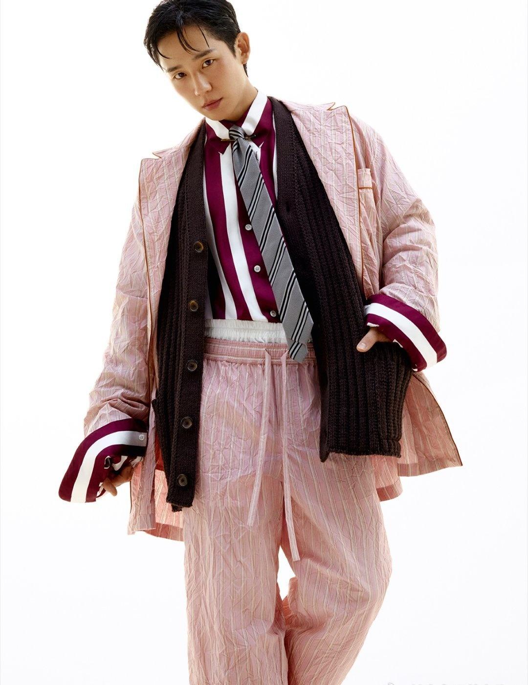 丁海寅真的把D&G2026春夏睡衣系列穿活了！杜嘉班纳这季的慵懒风被他诠释得淋漓