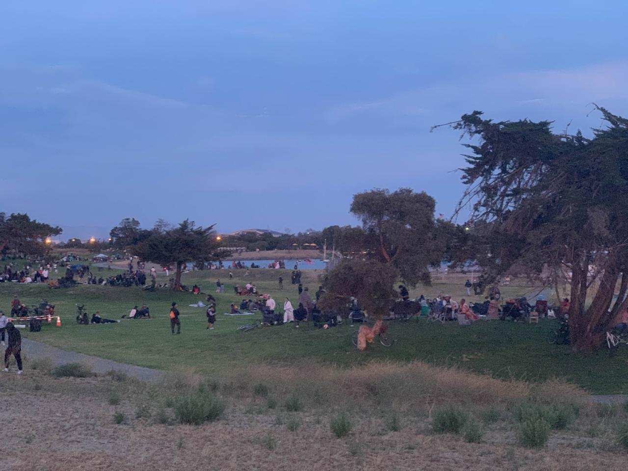 美国独立日烟花秀规模创纪录晚饭后，人们三三两两地来到湖畔，席地而坐，等待那激动人
