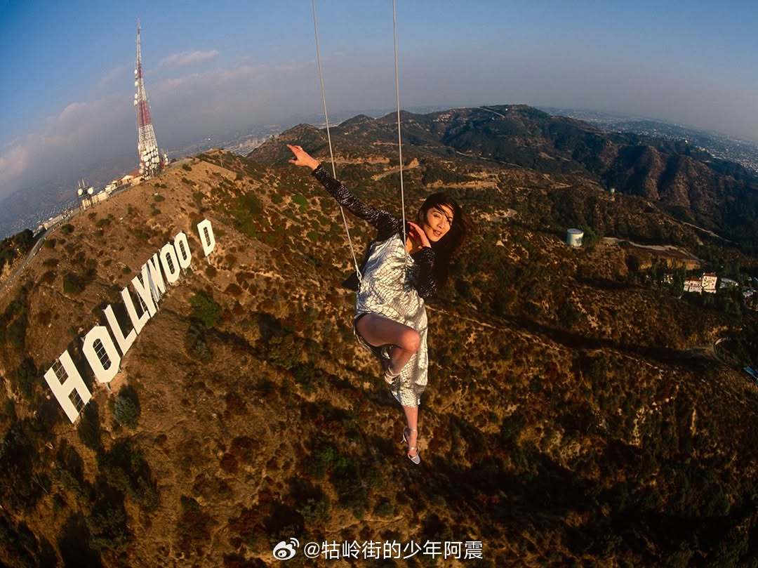 1998年6月，摄影师乔·麦克纳利为《国家地理》一篇探讨全球化报道的素材，出镜人
