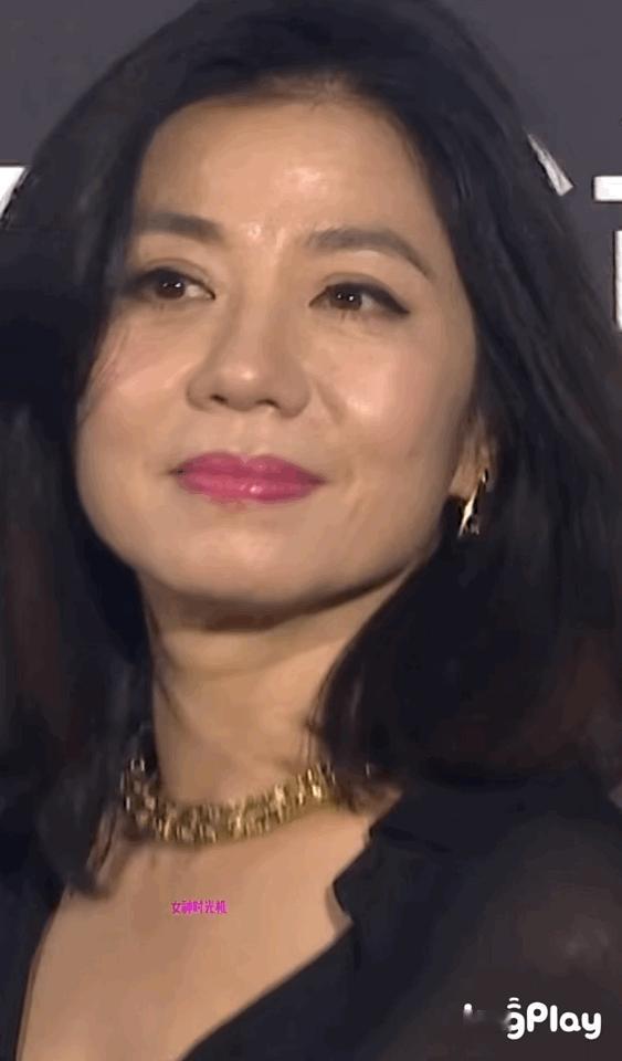 医美搞得一天一个样的女星都看看吧！
人老了有皱纹了一样可以是美的，而且美得很自然