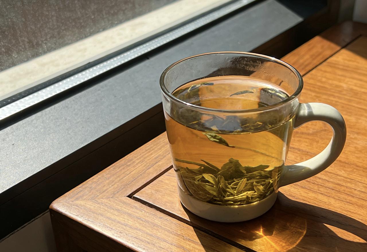 人生如茶,是苦茶还是香茶?

人生如茶，哪有什么标准答案？
昨天在楼下看邻居老张