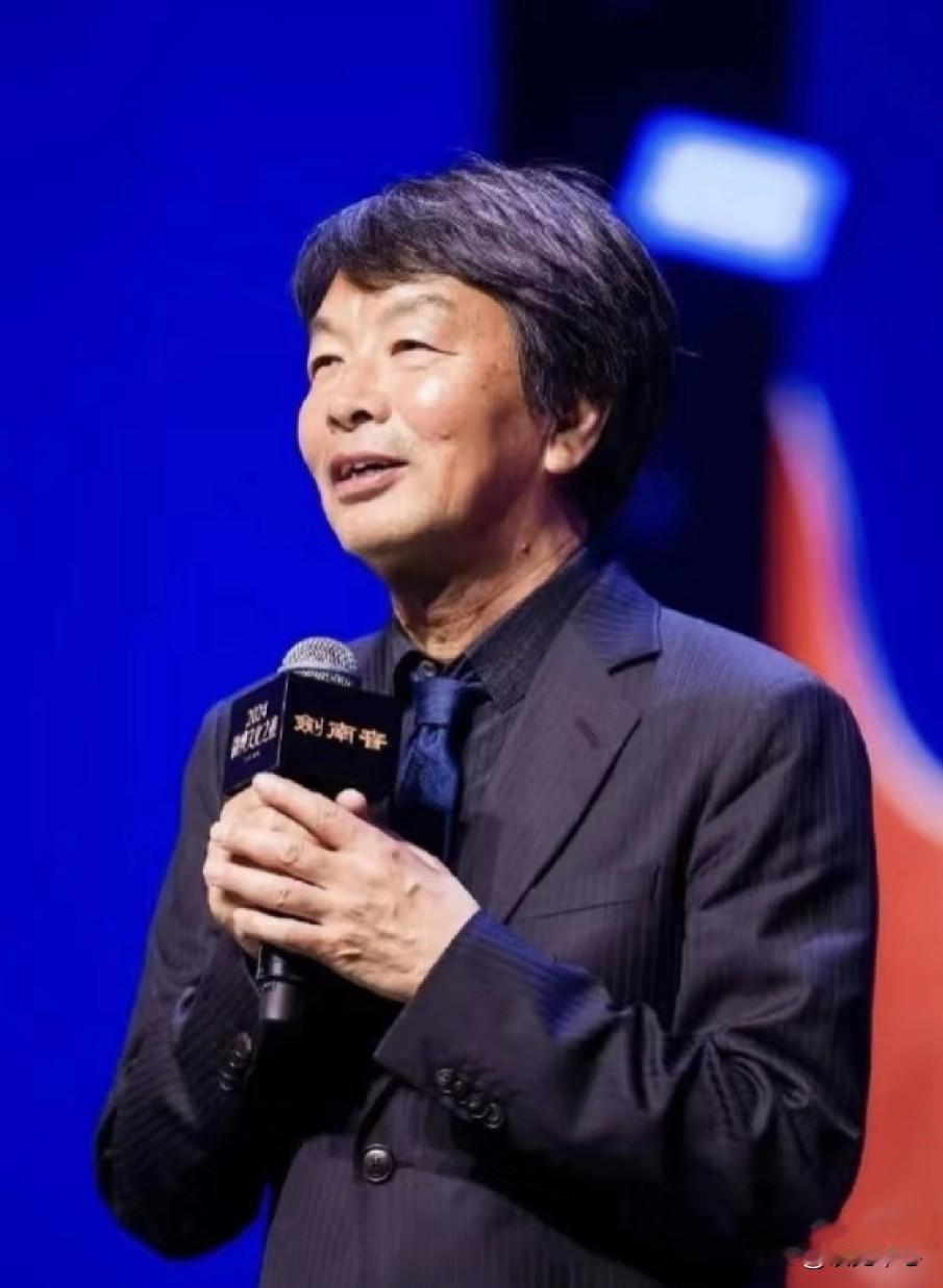 刘震云曾对女儿说过一番话，撕开婚恋里最现实的真相，字字通透，引人深思：
“女人必