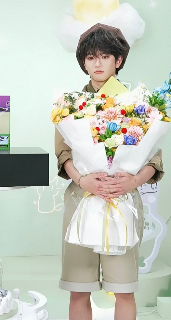 这束花真的很大很大很大，老婆要双手环抱着…… ​​​