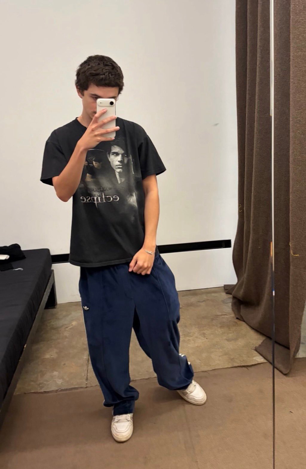 甜茶晒出穿《暮光之城》t恤自拍，team jacob？