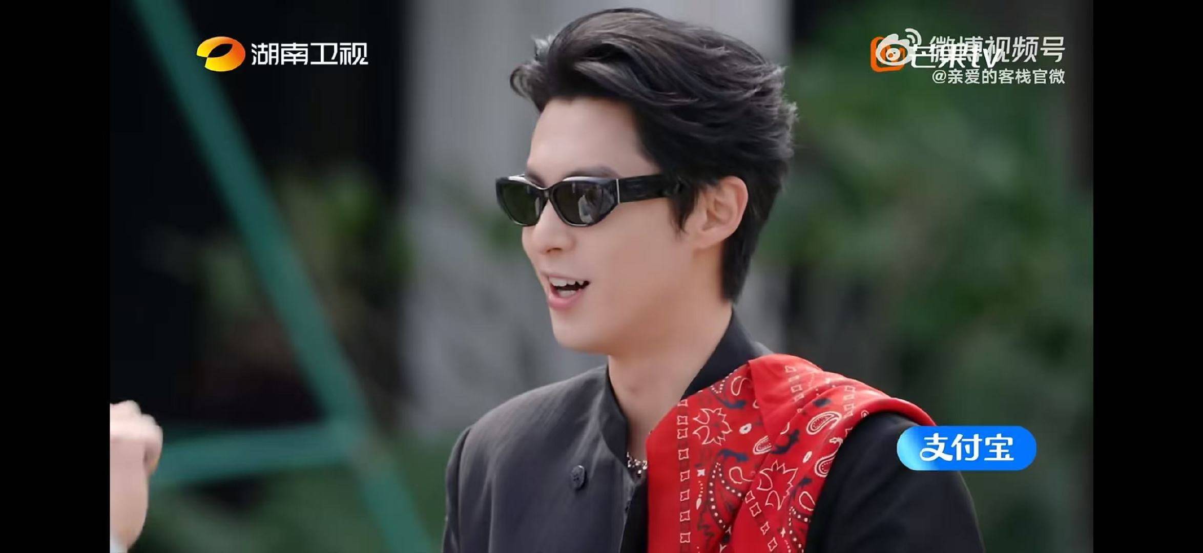 王鹤棣把刷碗手套戴出大片感亲爱的客栈王鹤棣把最朴素的刷碗手套，戴出最亮眼的大片范