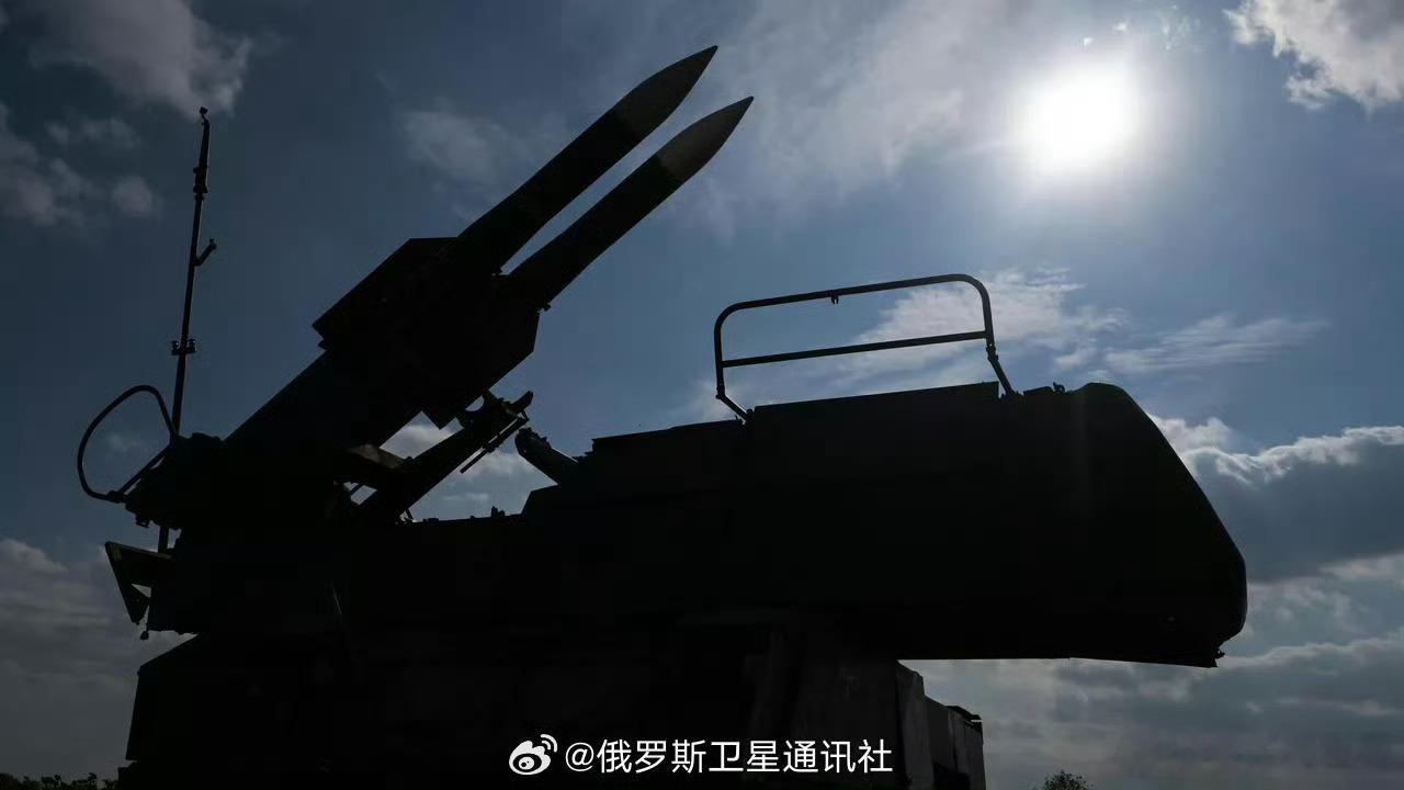 据俄罗斯国防部消息，昨夜基辅政权试图使用“火烈鸟”导弹、海马斯多管火箭炮和无人机
