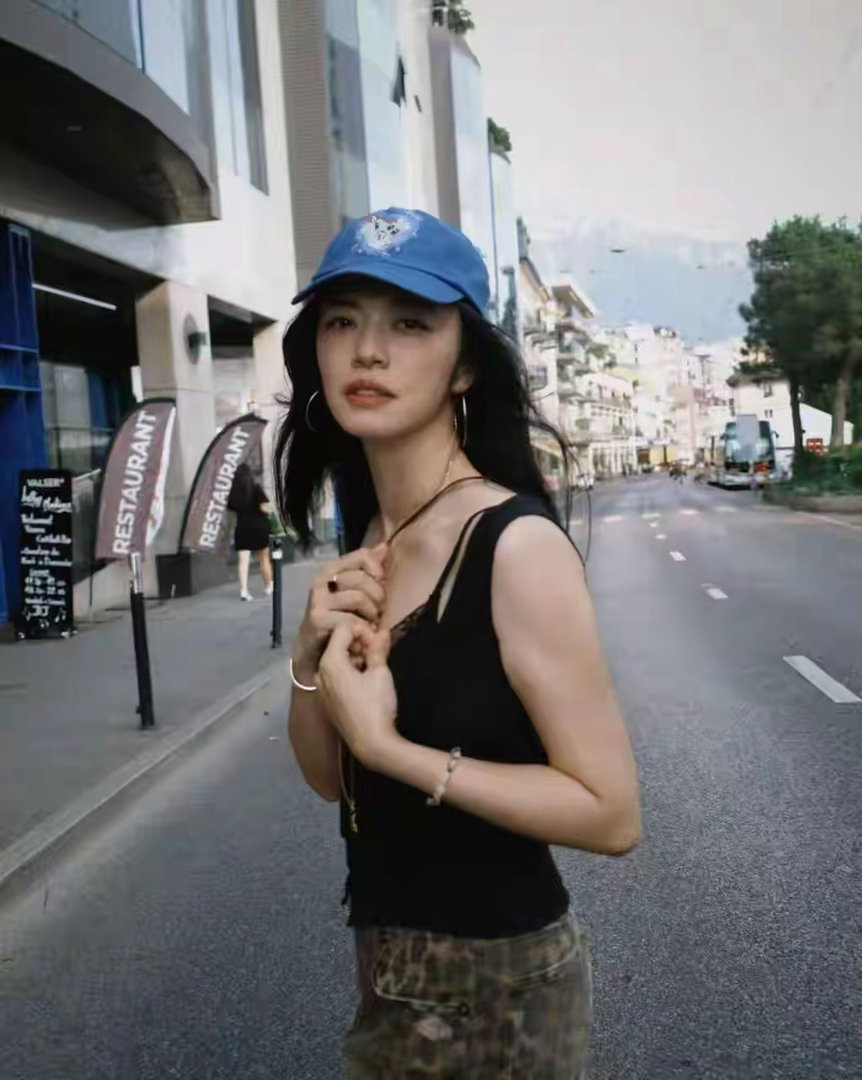 姚晨带火了“夏天3件套”，背心+豹纹裙+棒球帽，时髦洋气又高级 