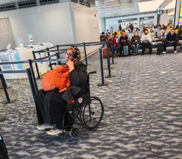 印度人没素质！
机场坐轮椅插队，
健全人蹭无障碍服务？


印度人坐轮椅挺熟练。