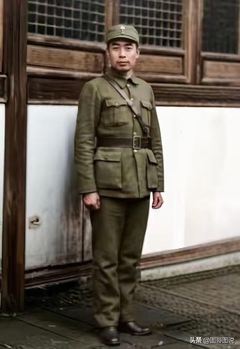 难得一见的周恩来戎装照，照片中身穿一身国民革命军将军服的周恩来英俊帅气，当时他已