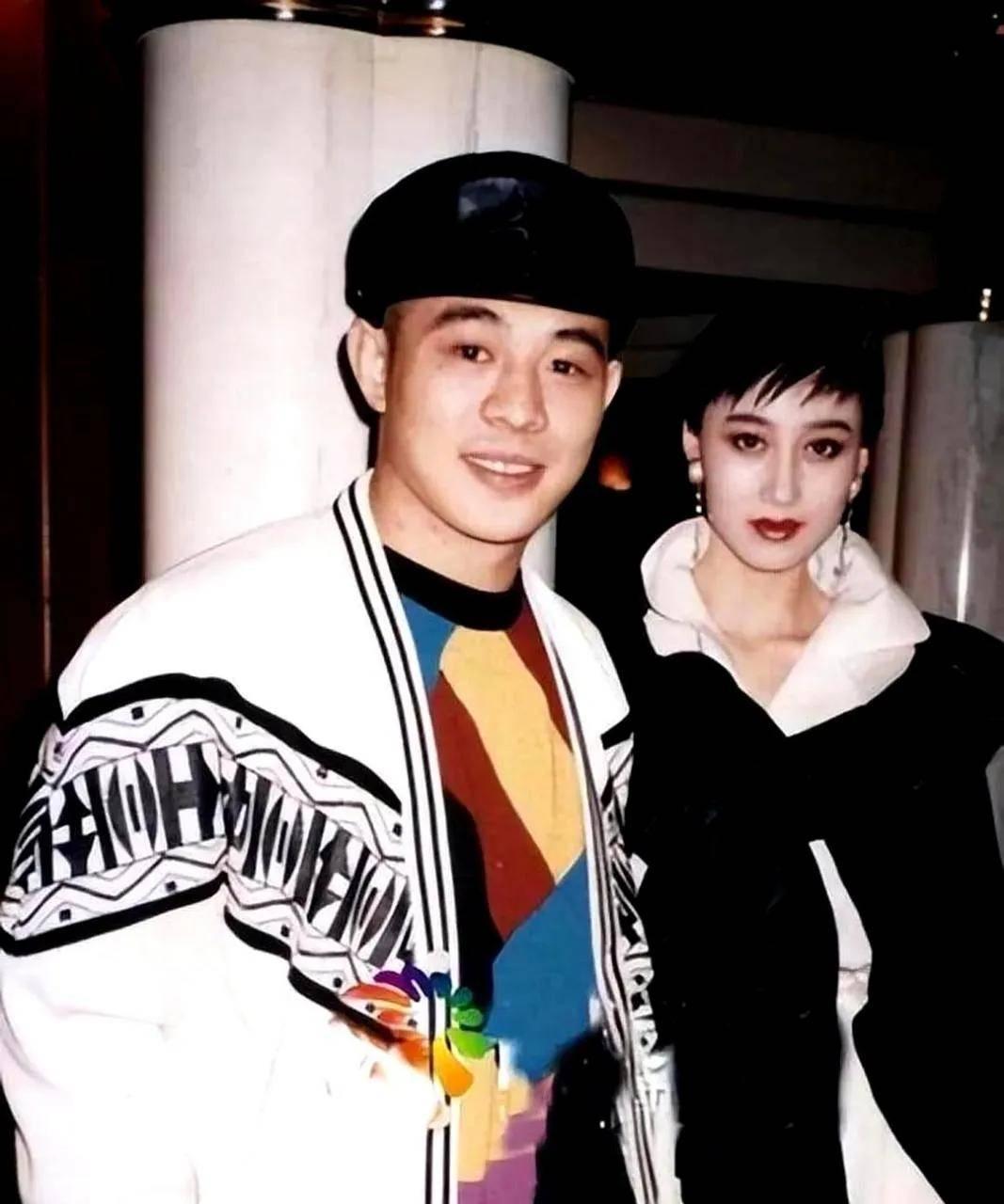 著名武打明星李连杰十分宠爱老婆利智，挣得每一分钱都交给利智。
李连杰与利智于19