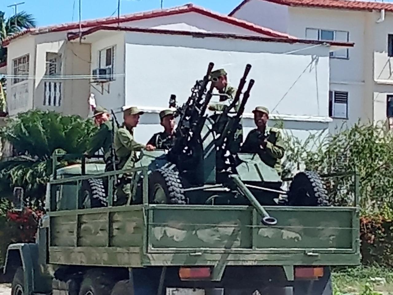 2026 年 5 月，古巴 ZiL-131 简易卡车装载 ZPU-4 高射炮，在