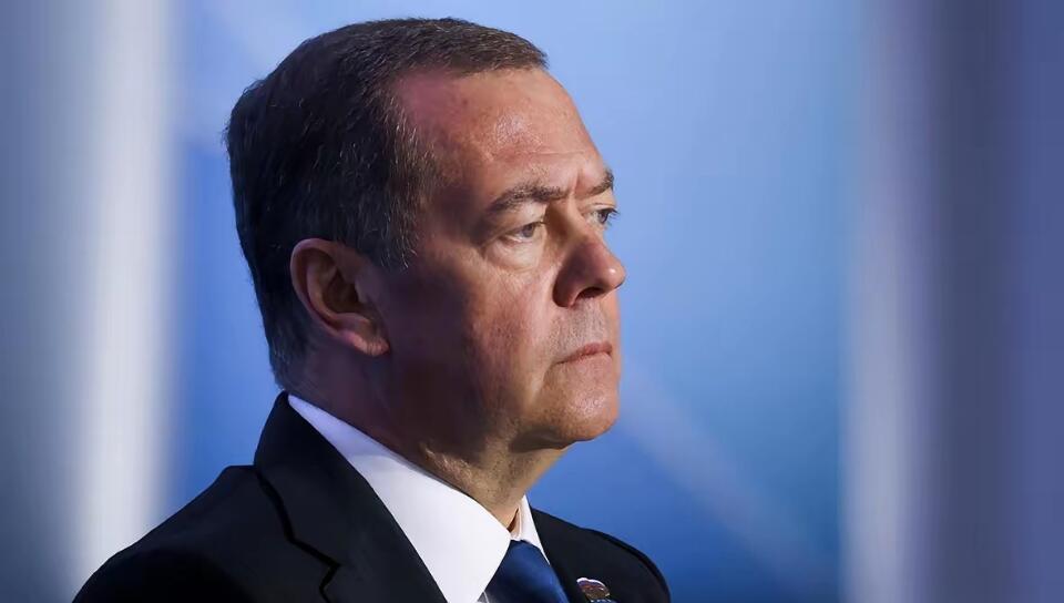 梅德韦杰夫：格陵兰或可加入俄罗斯，建议特朗普抓紧行动！
来源于X原推特
    