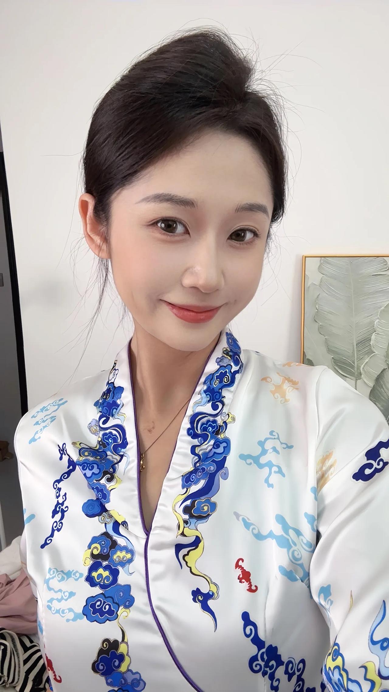 这姑娘穿旗袍自拍，好有气质！