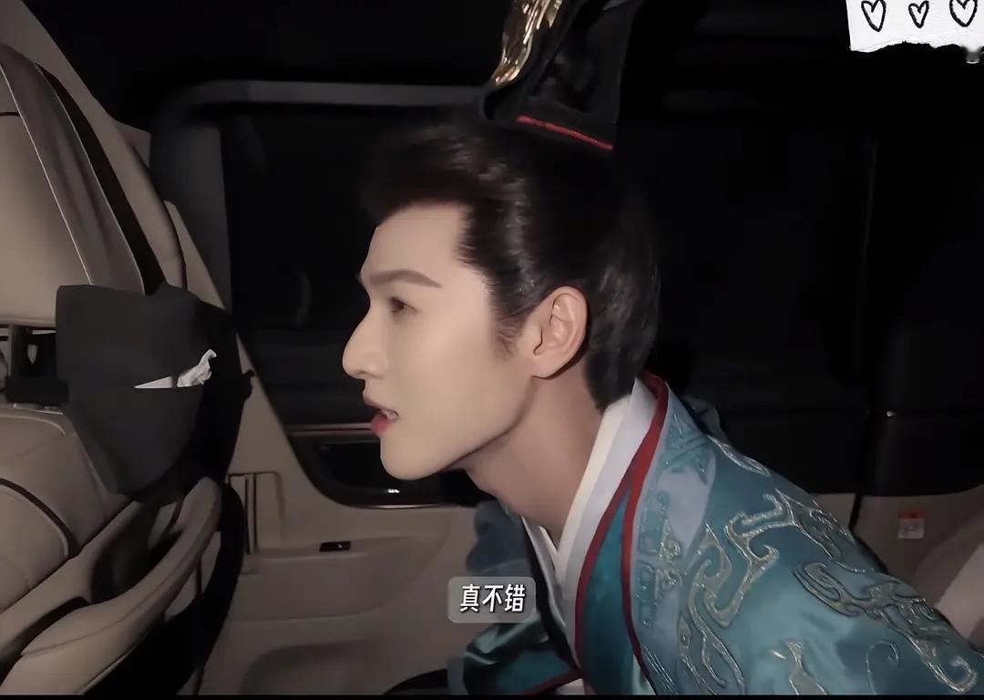 心里一阵恶心，没见过这种的简直是教唆粉丝花冤枉钱搞这种形式主义 