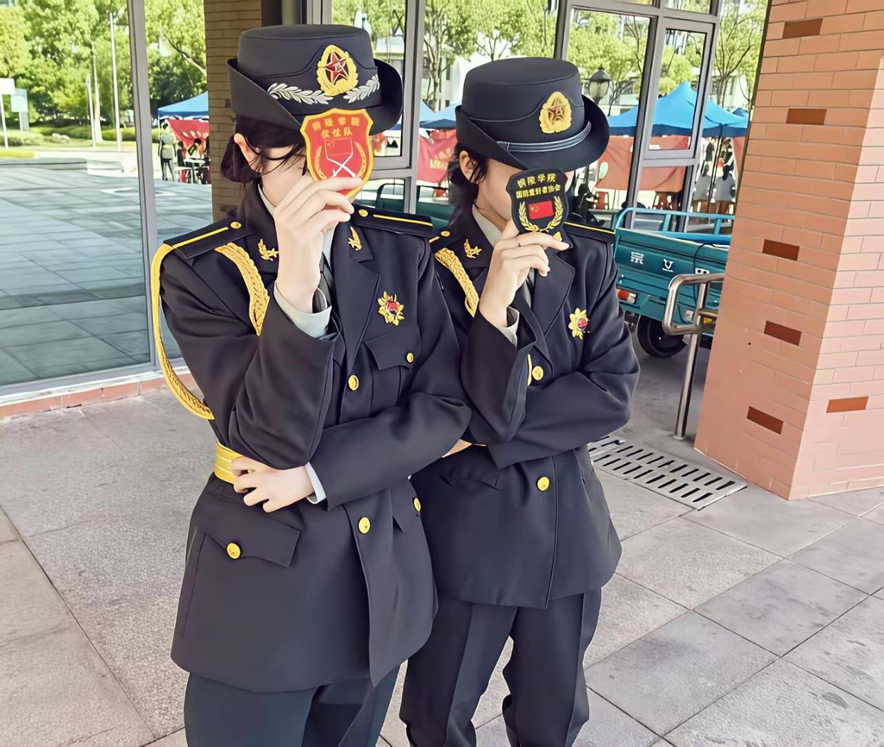 这是什么操作，衣服像是学员的常服，臂章却是什么国旗护卫队，还有什么国防爱好者协会