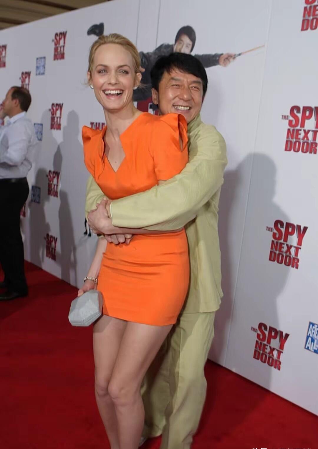 成龙174的身高站在这位国外女明星的身后，却显得有点矮，那么这个美女的大概身高可