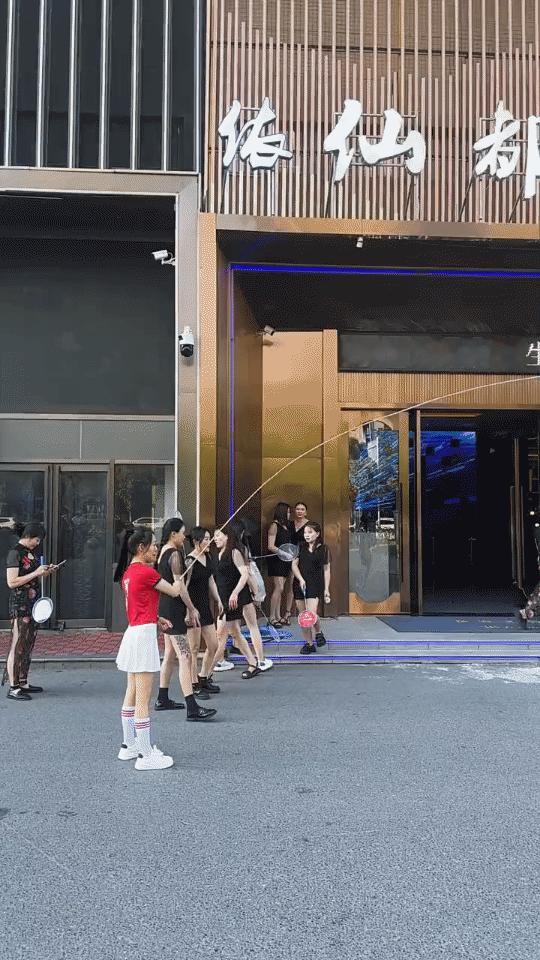 当技师还有团建啊，真的好有意思，这么正能量，这家店一定很正规！[灵光一闪]