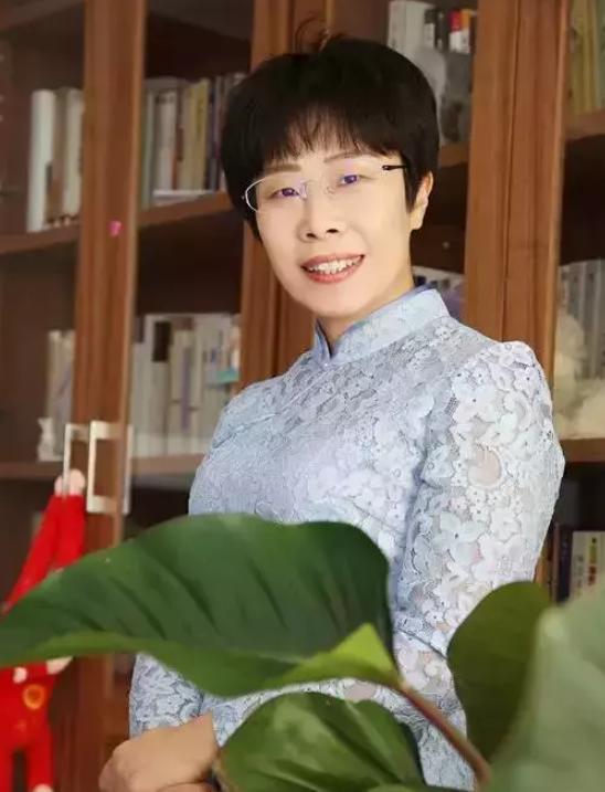 2019年，父母为44岁的蒙曼公开征婚，不要房车、不要学历、不看相貌，只要一个条