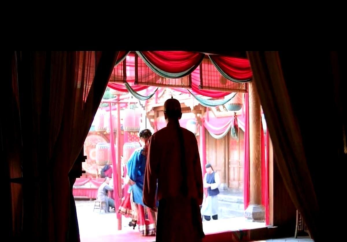 李纯演的苏紫轩，直接把高跟鞋穿回了清朝。

在《大生意人》里，一个特写镜头给到李