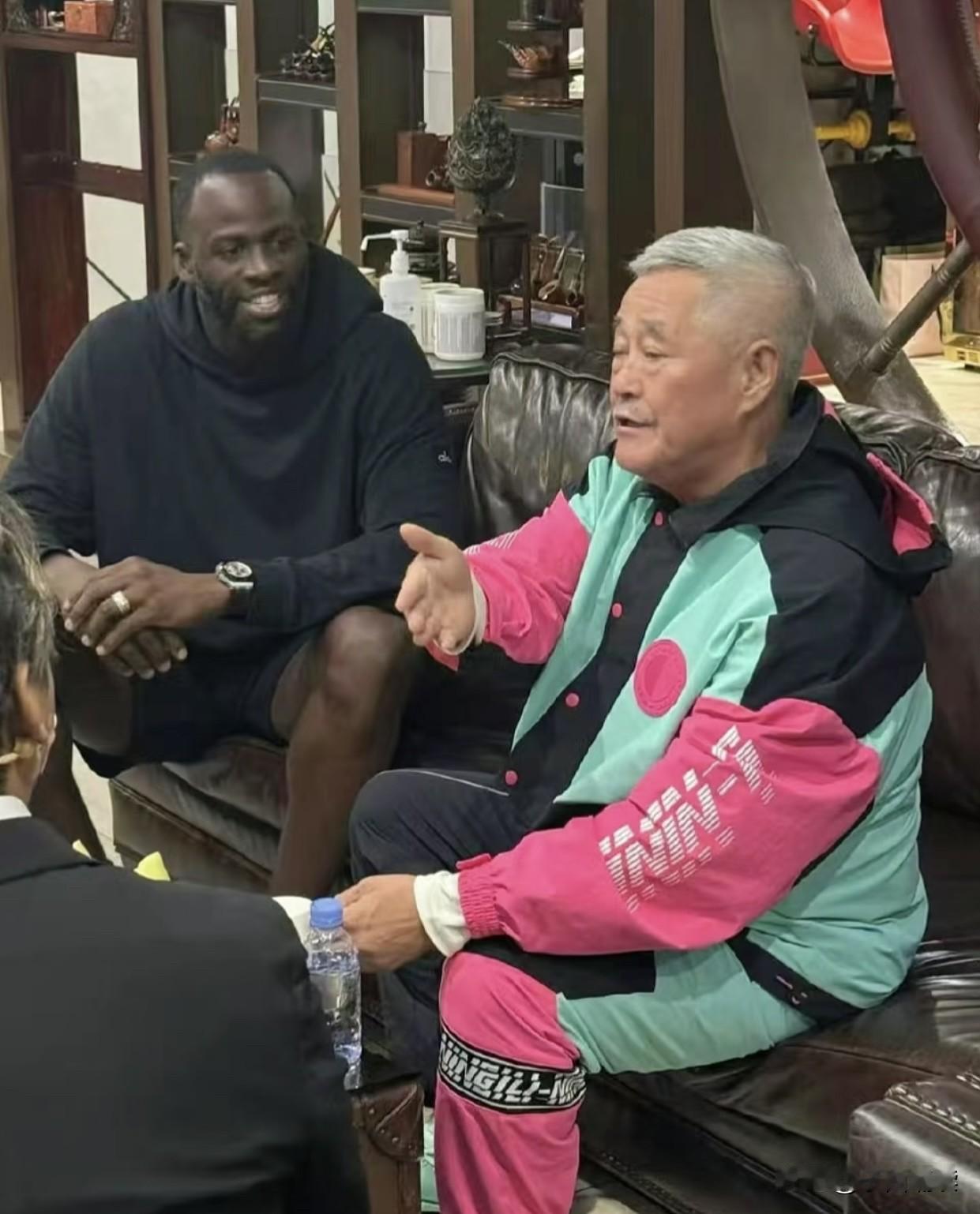 本山大叔在东北的地位真的是无人能及啊，连NBA这个黑又硬的球员都得去拜他的码头！