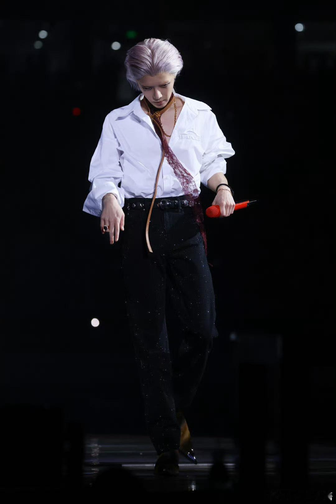 华晨宇变相怪杰好事做尽 时隔四个月再度看到的《变相怪杰》现场！这气场全开的演绎，