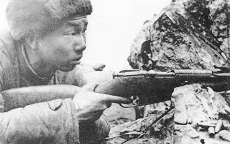 1953年2月25日凌晨，上甘岭阵地的指挥所里摆着两只鼓囊囊的皮靴，靴筒里塞满黄