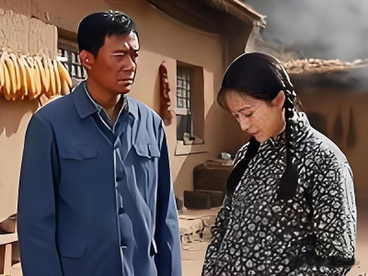 1973年，知青李广林让村姑张秀芹有了孕，他逃回北京告诉了父母，李父踢他两脚：你