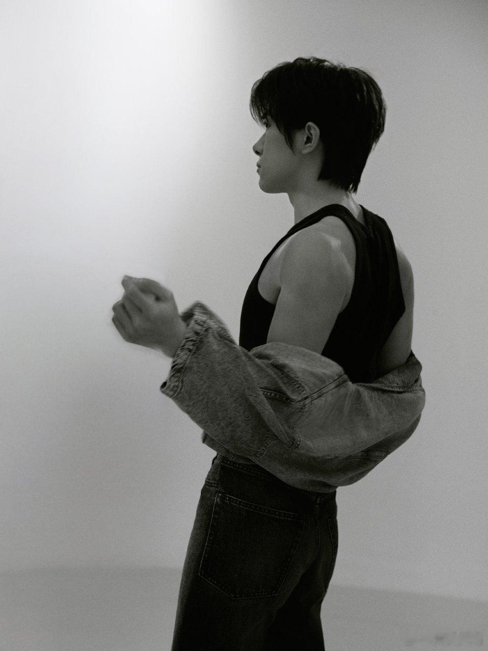 易烊千玺工作室出图啊啊啊新图也太帅了！我直接就是一个火速保存的大动作！帅成这样，