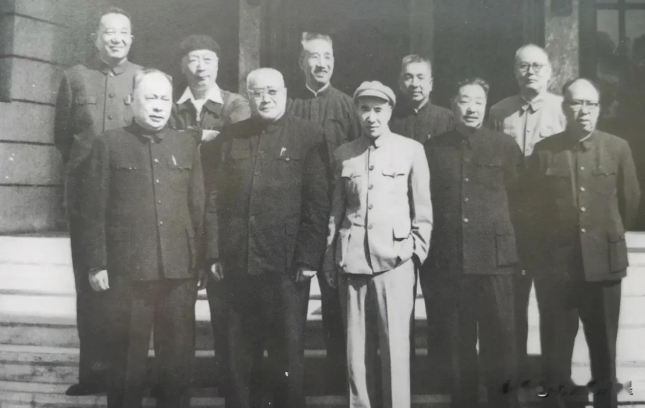 🙏请停留几秒，为伟人点个赞送朵花💐
《毛主席带领我们勇往直前》
在春光明媚的