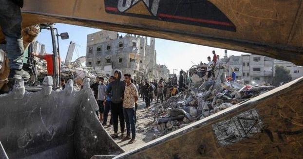 18日凌晨贝鲁特遭4轮突袭空袭！平民睡梦中遇险，市区废墟遍地触目惊心。

18号