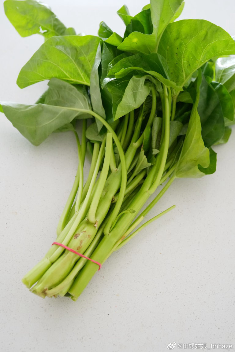 自从n年前发过一个酸辣炒猪蹄的菜谱之后我就没怎么做过这道菜了，拆猪蹄好麻烦，砧板