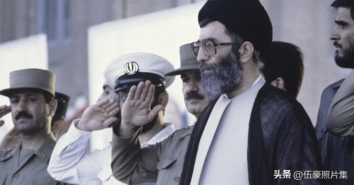 1980年代，德黑兰 ，哈梅内伊总统期间检阅部队的老照片。面对正规军兵员短缺，哈