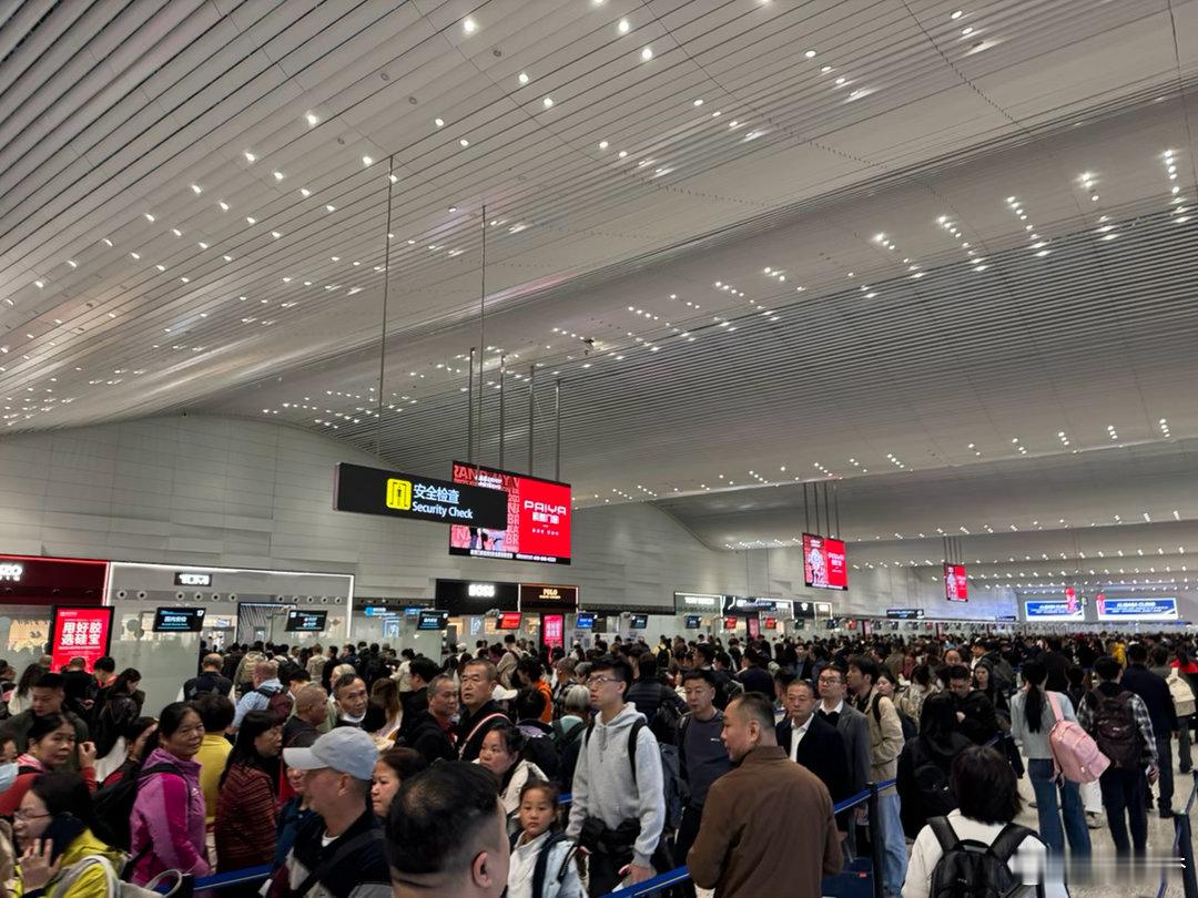 这一大早机场人也太多了 