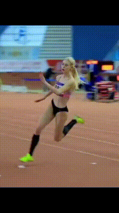 这个跳高运动员身材标准，长相秀气，动作敏捷，吸引观众的目光。
在万众瞩目下，就在