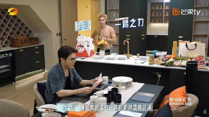 米卡你要这么慷慨吗一边要忙自己的事，还惦记同伴的难处，特意过来帮李佳琦把关英文，
