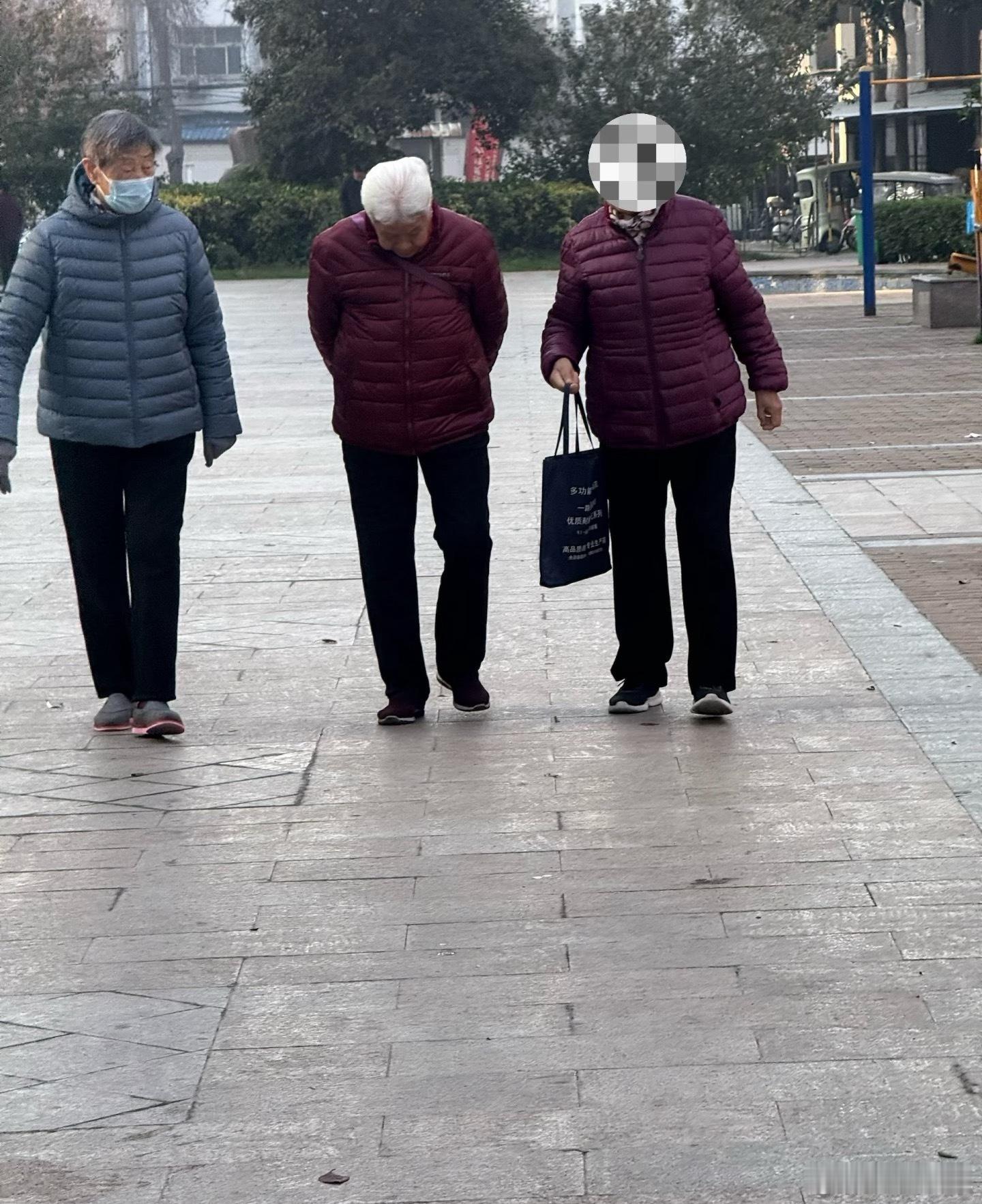 我说这排骨羽绒服怎么这么眼熟，这不是奶奶辈标配吗？这让我觉得时尚有点像伪命题了，