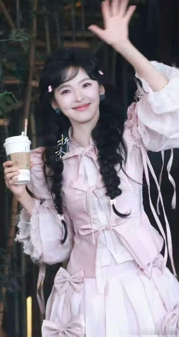 张凌赫刘宇宁看章若楠撒娇的表情 两个人站在后面的笑，被镜头收进了同一个画面里。章