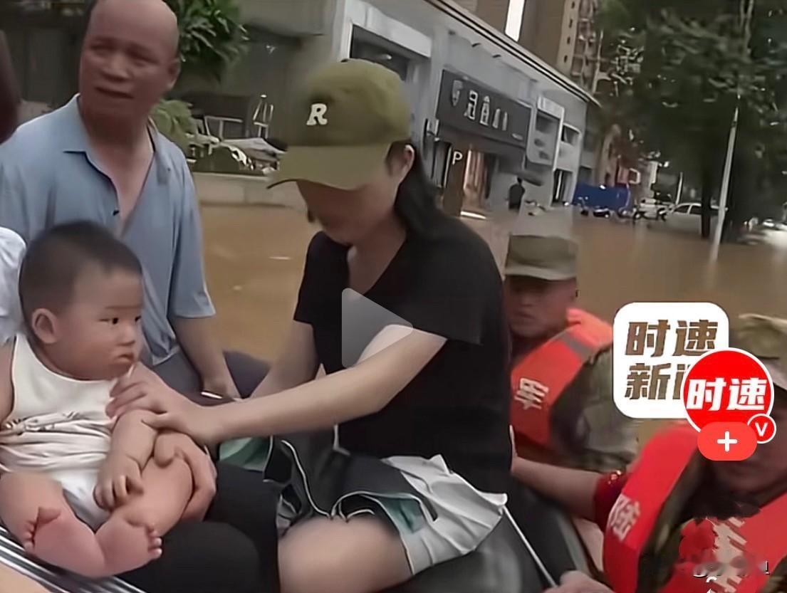 近日，广西贵港遭遇强降雨，城区积水严重，军嫂石宗艳独自扛下所有难处，家中还有刚满