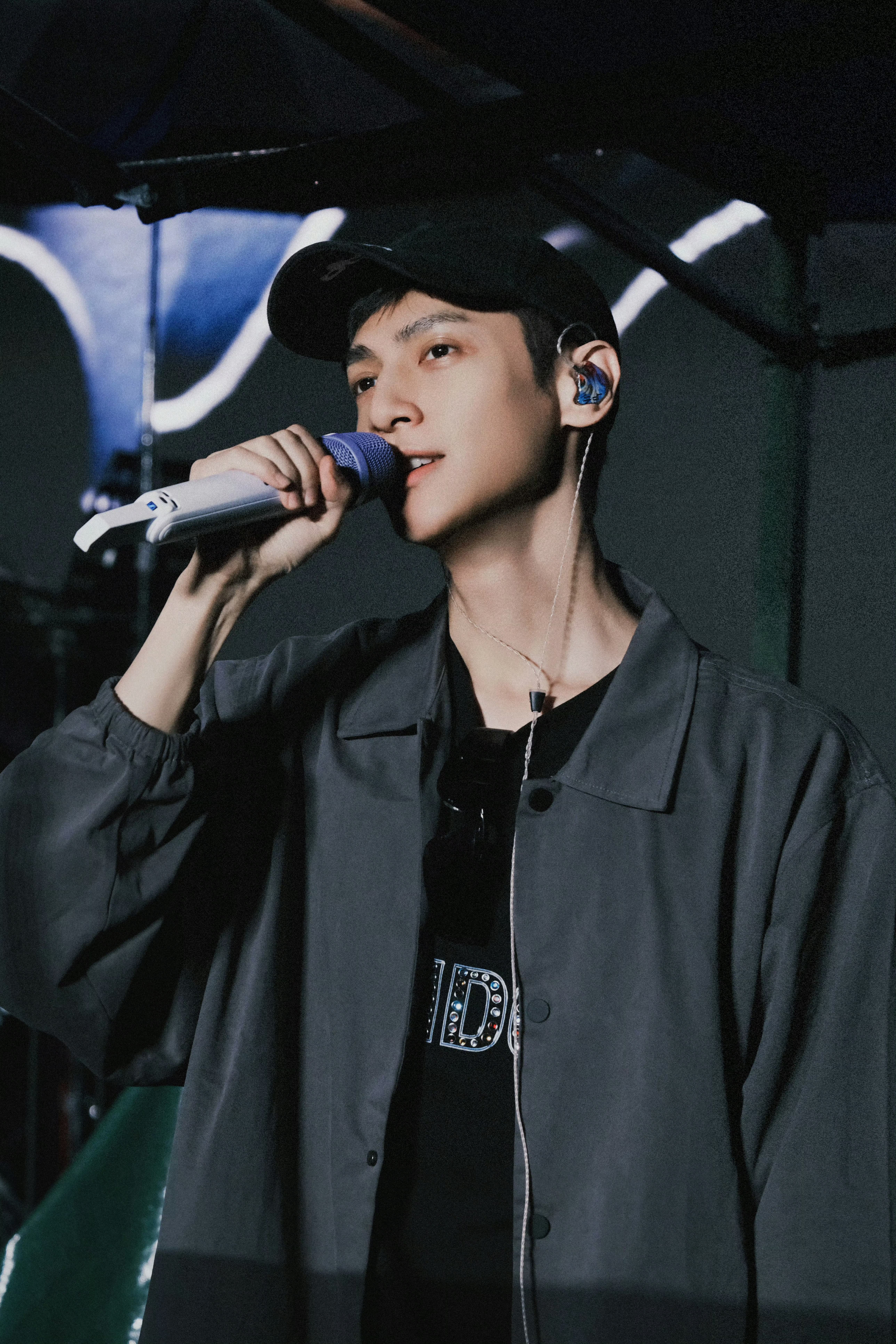 我是可爱的搬运工～包罗万相2025.10.02身影剪碎秋光，于彩色世界中，定义唯