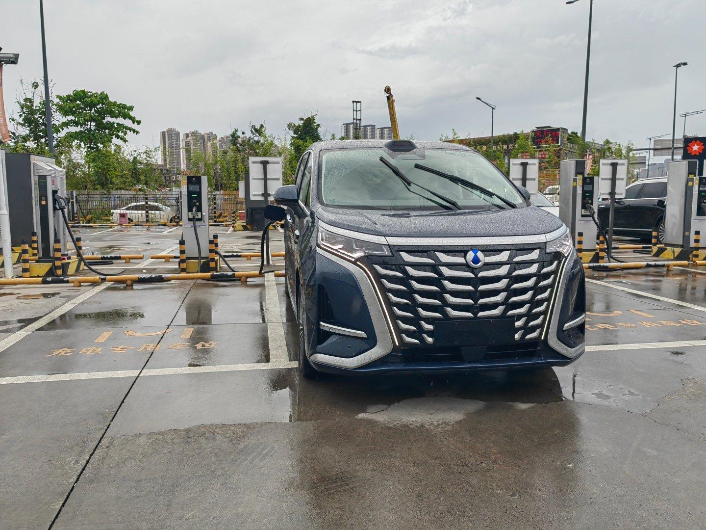 跑干腾势d9 一锅电，现在来补能。充电功率87.5kW，像现在充电站没几台车的时