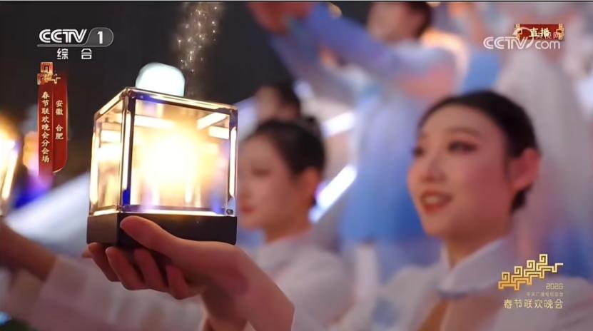 今年春晚 “玻璃立方” 真的漂亮！还有一个充满中国式浪漫的名字 ——巢湖明月。给