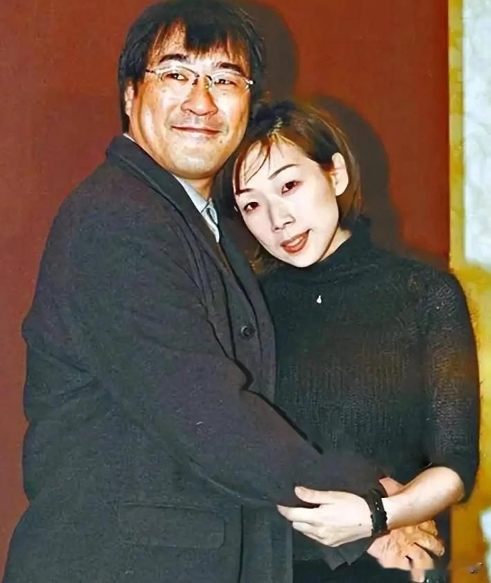 1994年，李宗盛婚内出轨，爱上了妻子的闺蜜林忆莲，为需求刺激两人同居了，不想林