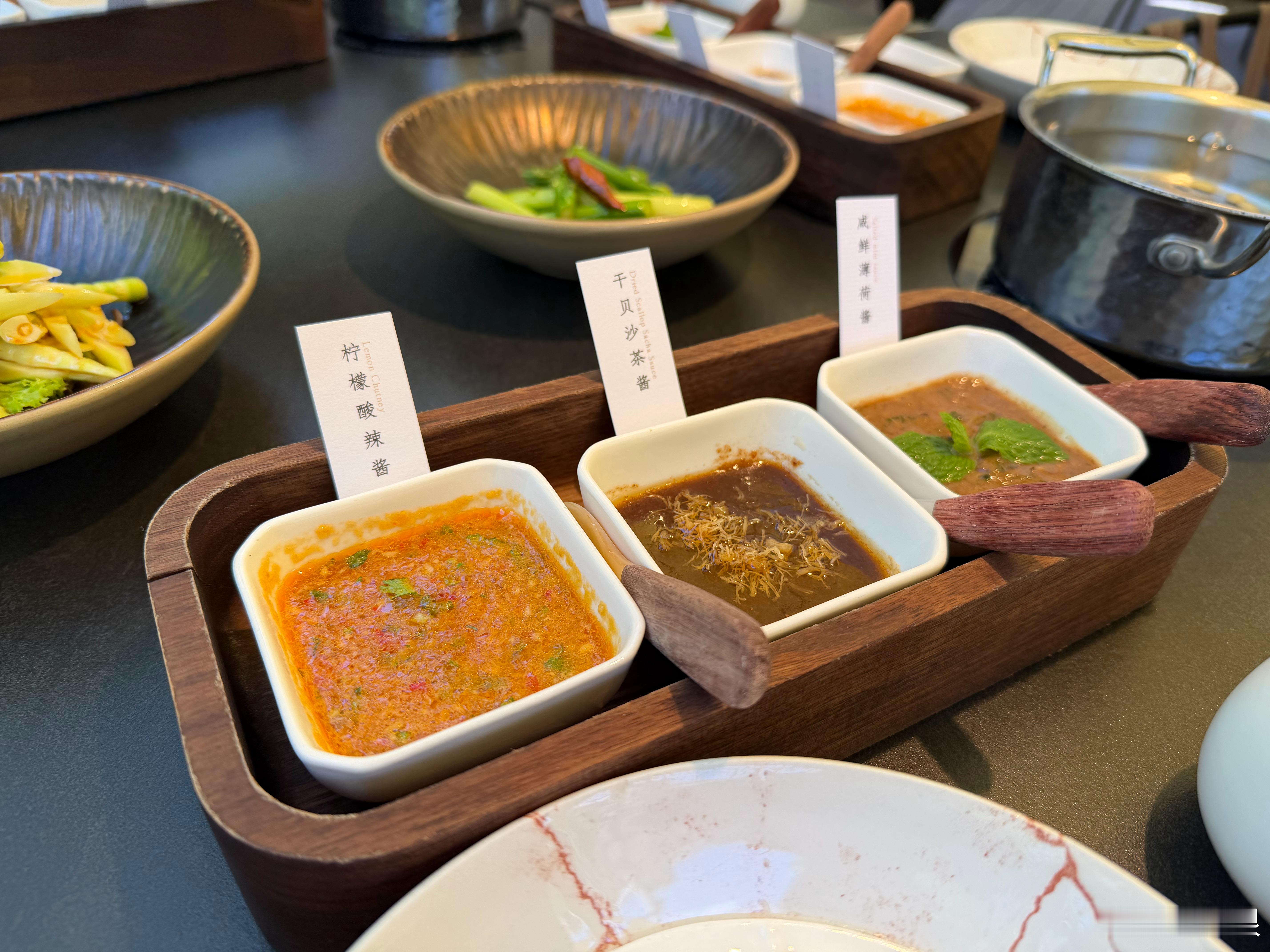 广州的企业家朋友请我吃精品牛肉火锅，一盘肉就几百元！他们太会享受啦！这种肉的新鲜