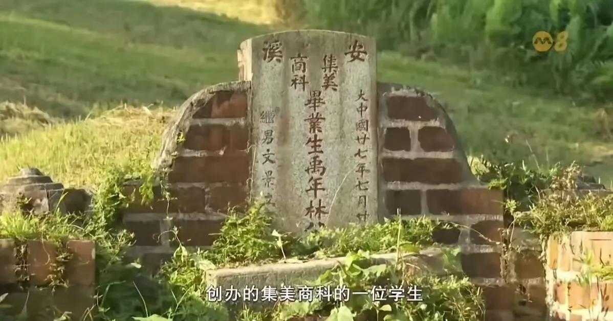 龙应台跑新加坡装X，它看到一个墓碑上刻着“大中国27年”。她矫揉造作地说：“很少