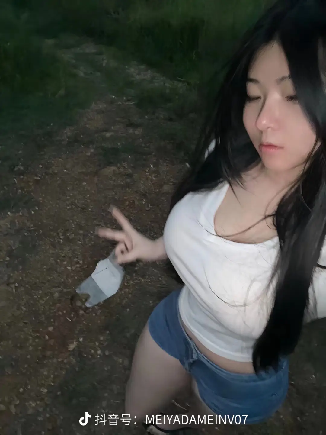 我怀念的 是和你微醺后热吻。