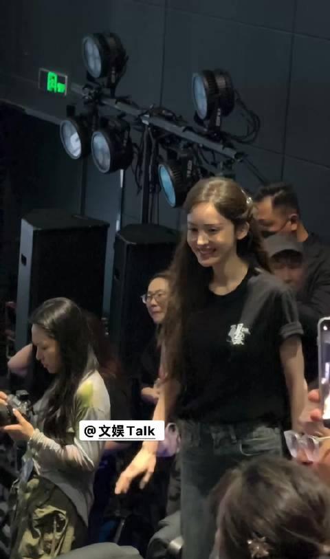 江疏影、古力娜扎出席《醒来》超前看片会，高糊抓拍也挡不住@我是娜扎 @江疏影 的