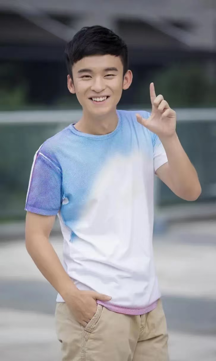 董子健都在求工作了有名气加持依旧缺戏拍，可见现在机会格外稀缺。普通人没有流量和履