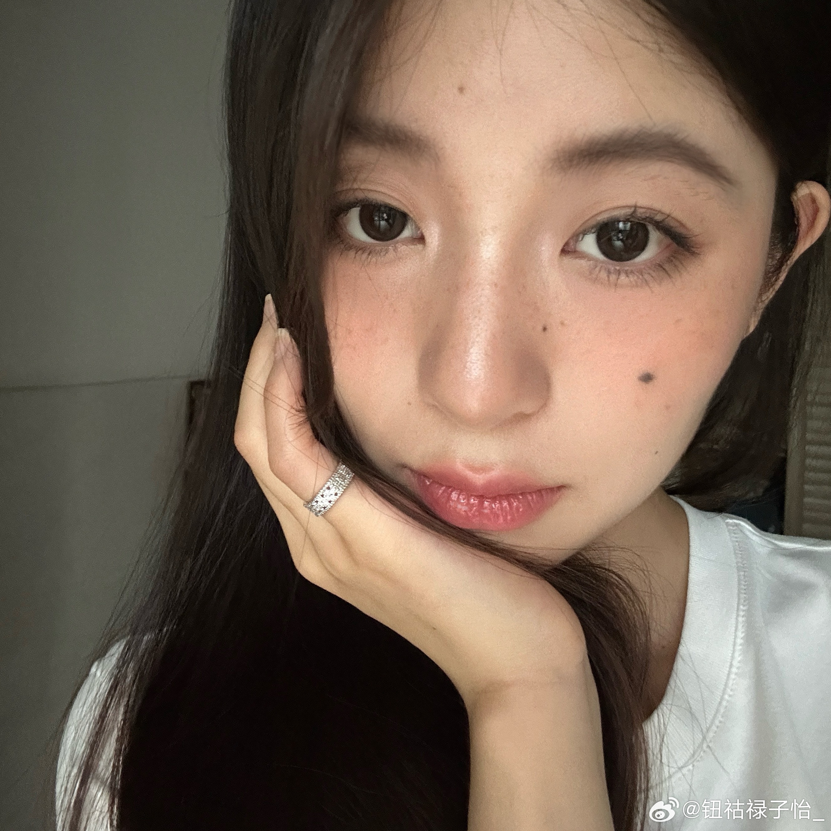 看似展示妆容 实则在拍尾戒 